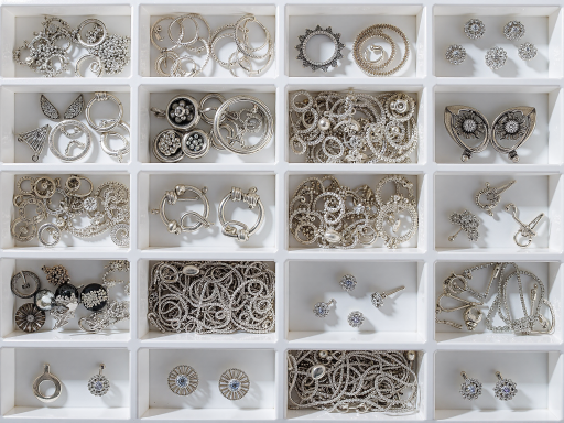 精美耳环产品展示，多种款式耳环陈列，金属质感，设计时尚优雅